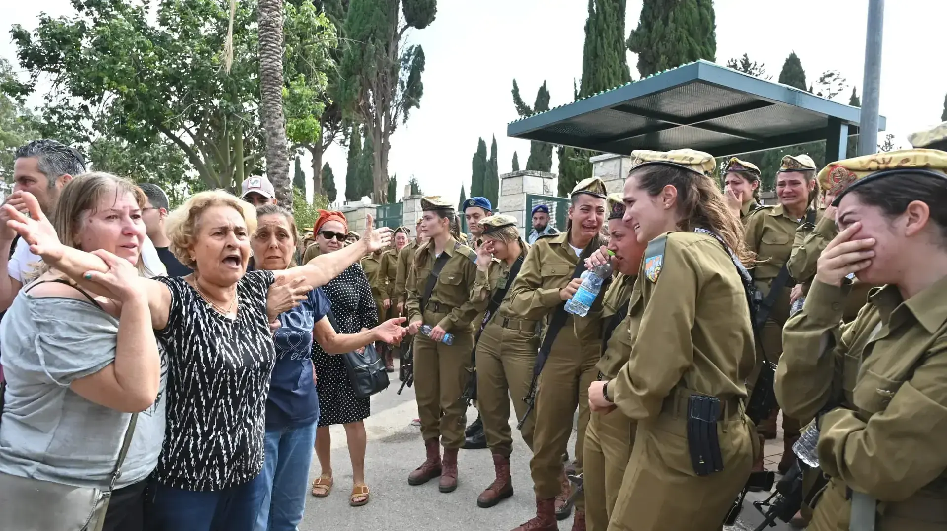 סבתה של ליה בן נון בהלוויתה, בית עלמין צבאי ראשון לציון. 4 ביוני 2023 סבתה של ליה בן נון בהלוויתה, בית עלמין צבאי ראשון לציון. 4 ביוני 2023