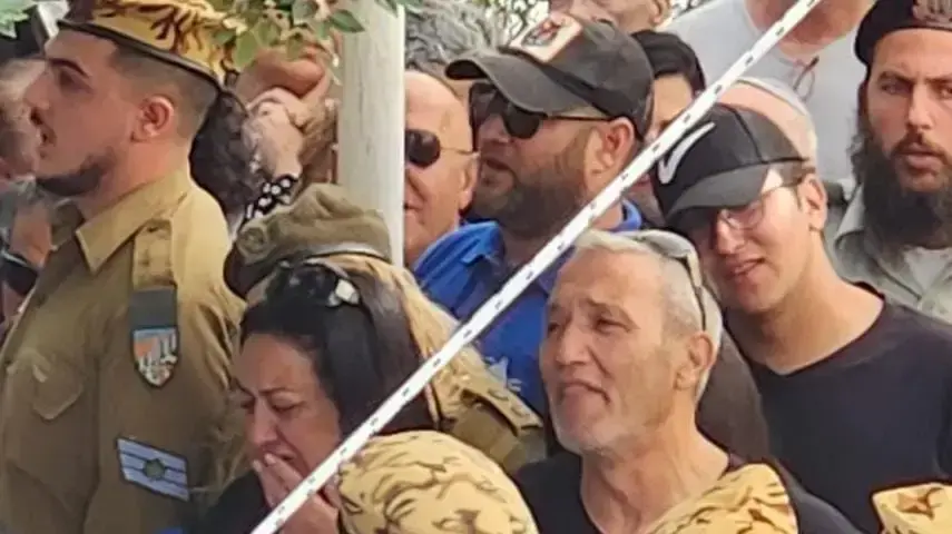 אביו של אורי יצחק אילוז בהלוויתו , בית עלמין צבאי צפת. 4 ביוני 2023 אביו של אורי יצחק אילוז בהלוויתו , בית עלמין צבאי צפת. 4 ביוני 2023