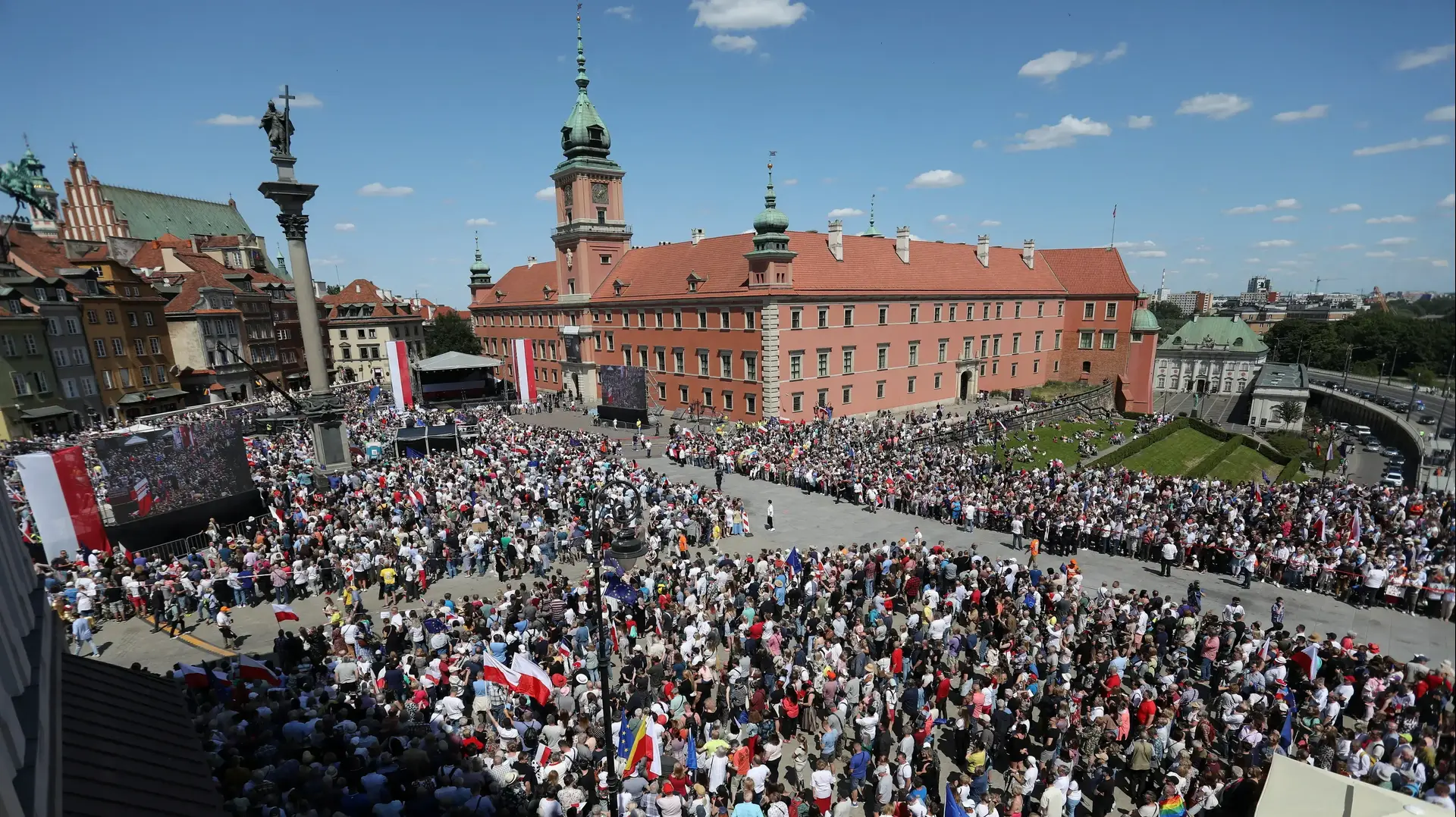 People gather at Old Town as they take part in the march on the 34th anniversary of the first democratic elections in postwar Poland, in Warsaw, Poland, June 4, 2023. Slawomir Kaminski/Agencja Wyborcza.pl via REUTERS ATTENTION EDITORS - THIS IMAGE WAS PROVIDED BY A THIRD PARTY. POLAND OUT. NO COMMERCIAL OR EDITORIAL SALES IN POLAND.
