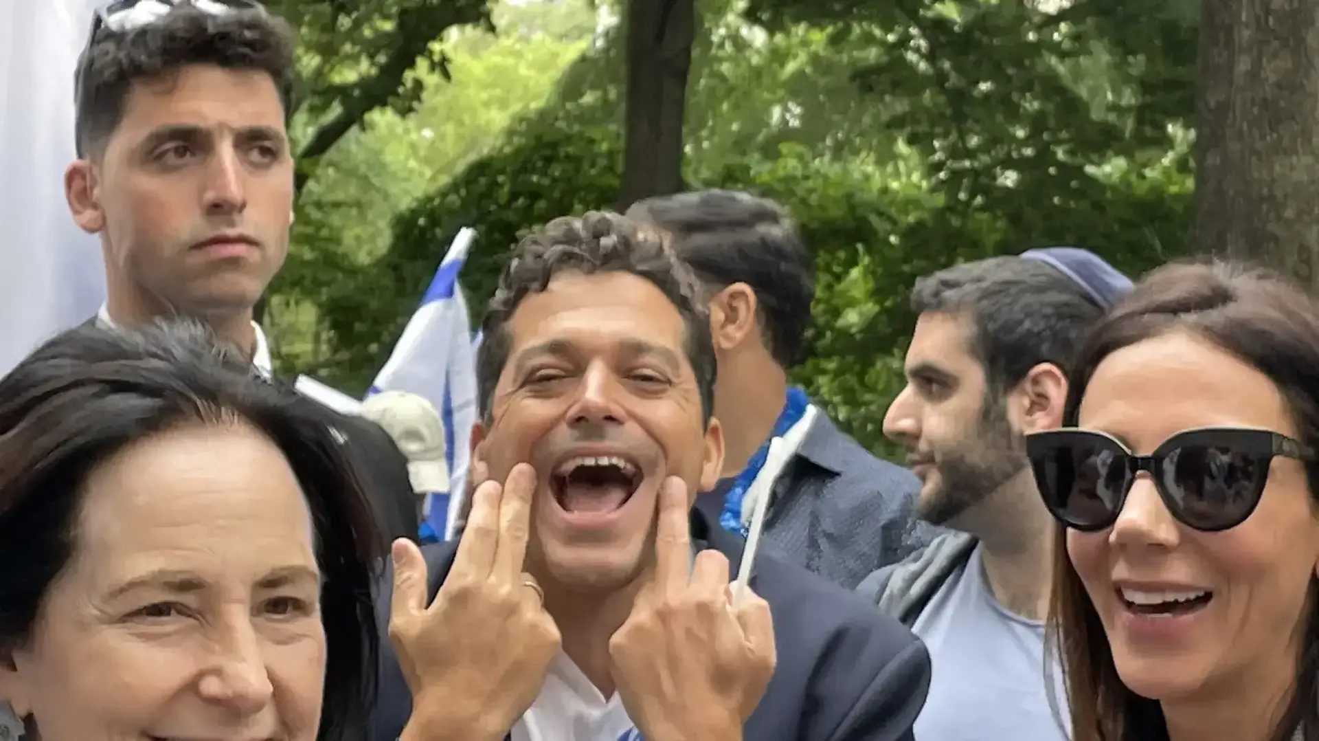השר עמיחי שיקלי במהלך מצעד המוציא אצבע משולשת למפגינים נגד המהפכה המשפטית, בזמן צעדת התמיכה השנתית בישראל של ארגון JCRC-NY.
4 ביוני 2023 השר עמיחי שיקלי במהלך מצעד המוציא אצבע משולשת למפגינים נגד המהפכה המשפטית, בזמן צעדת התמיכה השנתית בישראל של ארגון JCRC-NY.
4 ביוני 2023