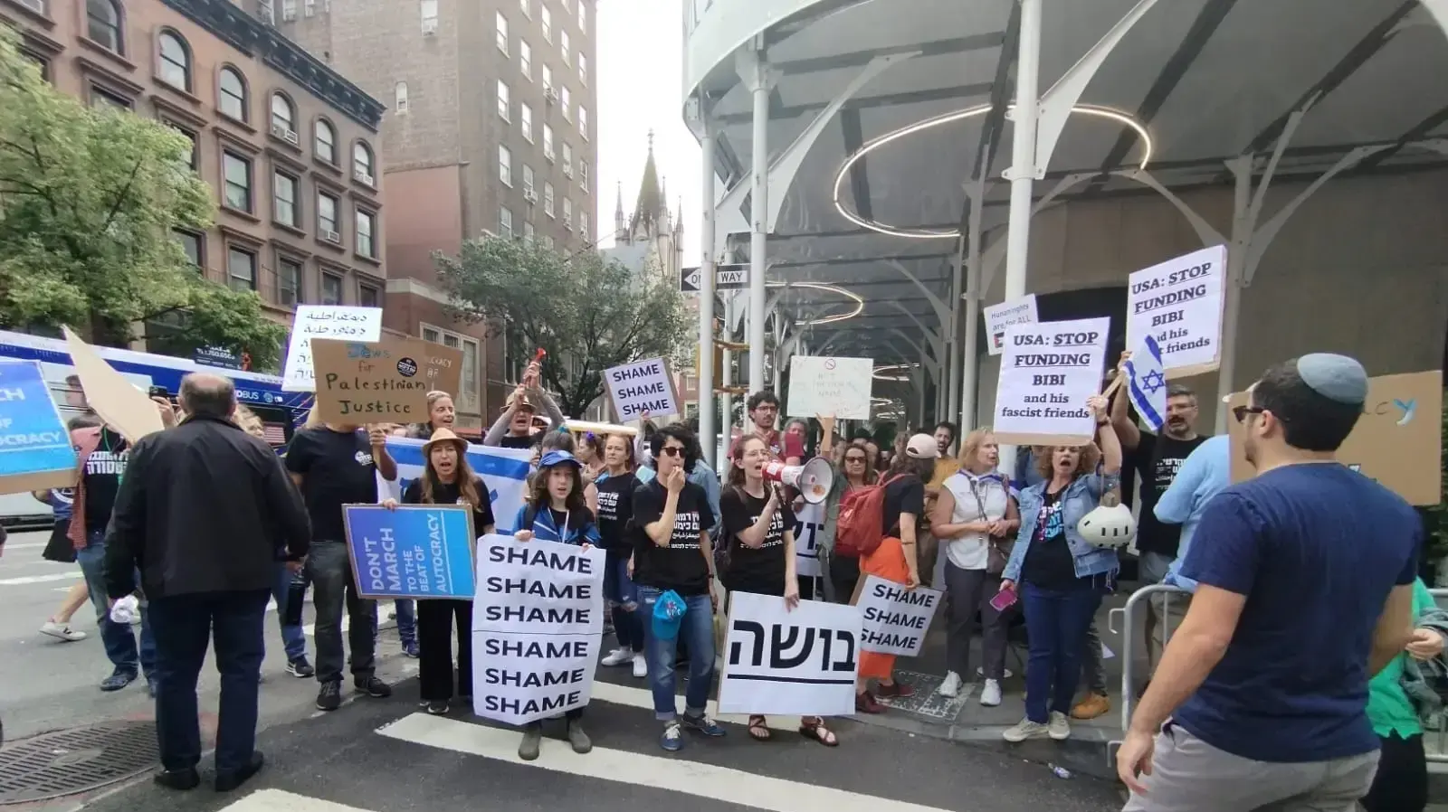 הפגנה נגד המהפכה המשפטית במהלך מצעד התמיכה השנתי בישראל של ארגון JCRC-NY.
4 ביוני 2023 הפגנה נגד המהפכה המשפטית במהלך מצעד התמיכה השנתי בישראל של ארגון JCRC-NY.
4 ביוני 2023