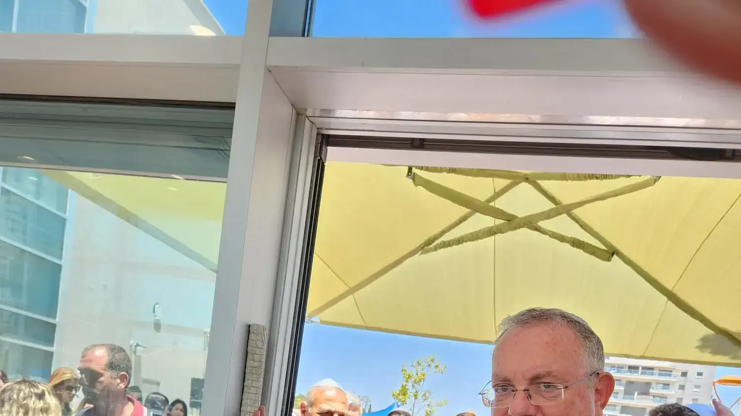 נציב שרות המדינה פרופסור דניאל הרשקוביץ קובע את המזוזה במרכז השיקום החדש נציב שרות המדינה פרופסור דניאל הרשקוביץ קובע את המזוזה במרכז השיקום החדש