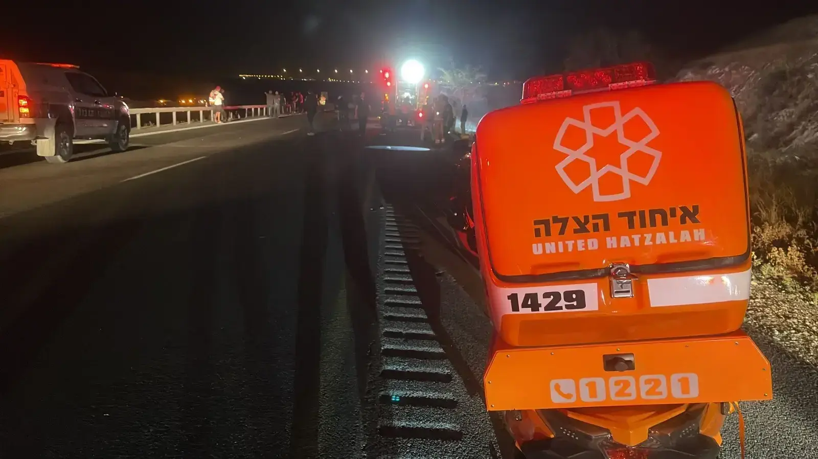 הזירה בכביש 6 בה שלושה נהרגו בתאונת דרכים סמוך למחלף קריית גת. 5 ביוני 2023 הזירה בכביש 6 בה שלושה נהרגו בתאונת דרכים סמוך למחלף קריית גת. 5 ביוני 2023