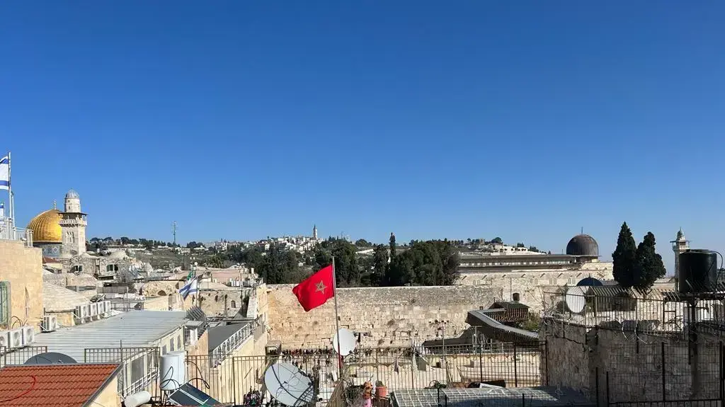 דגל מרוקו מתנוסס מעל העיר העתיקה, ירושלים, יוני 2023 דגל מרוקו מתנוסס מעל העיר העתיקה, ירושלים, יוני 2023