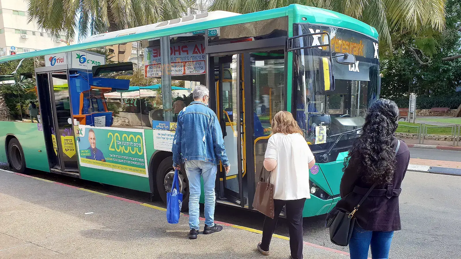 נוסעים עולים לאוטובוס של אגד