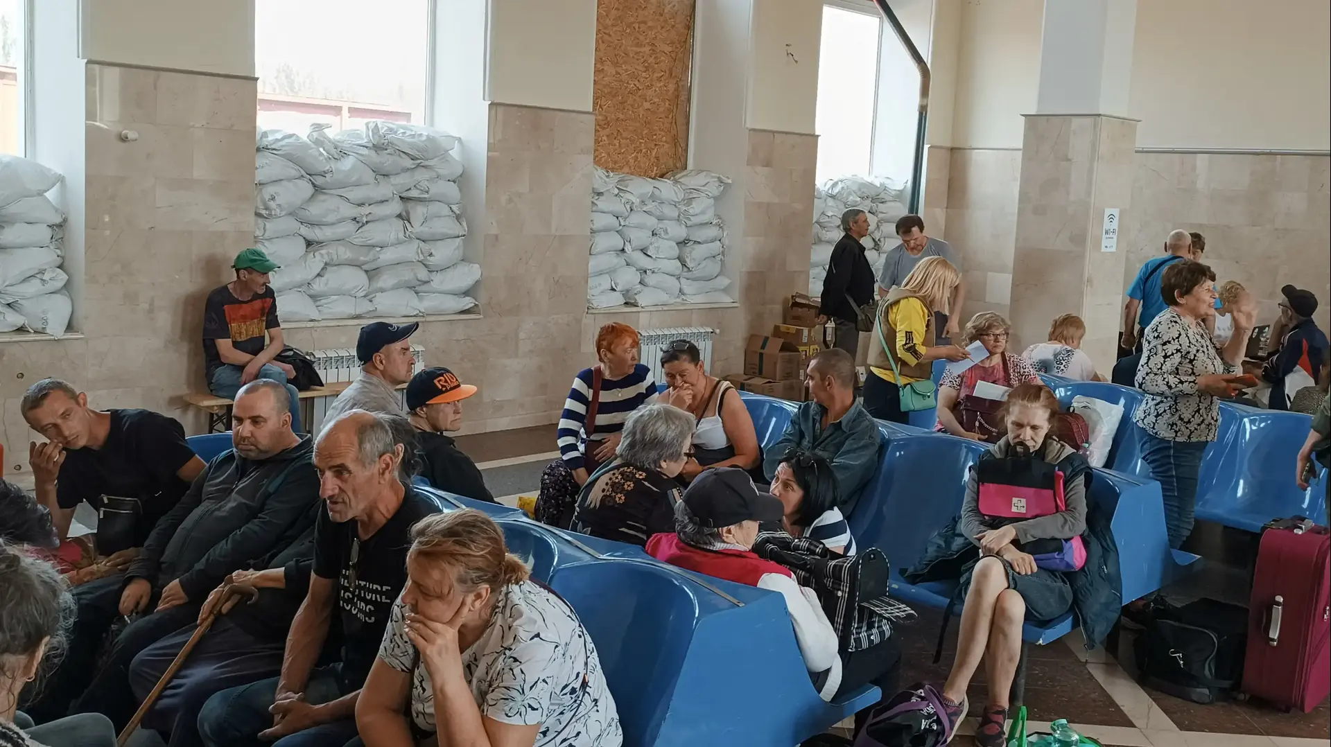 תושבים ממתינים לפינוי בתחנת רכבת בחרסון, אוקראינה, 6 ביוני 2023 תושבים ממתינים לפינוי בתחנת רכבת בחרסון, אוקראינה, 6 ביוני 2023
