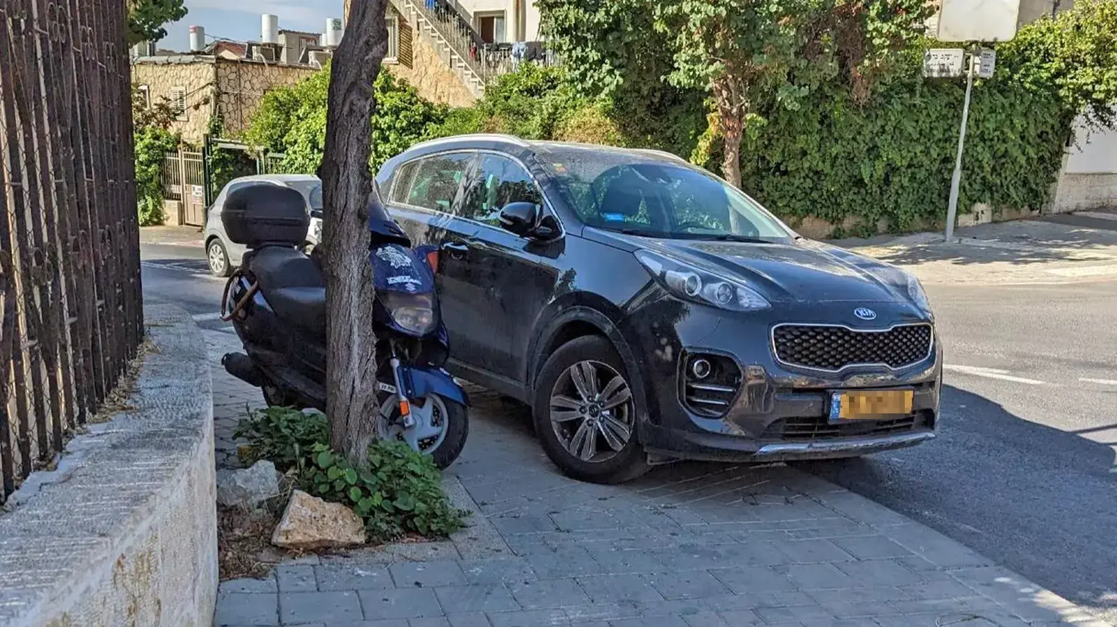 רכב חונה על מדרכה בירושלים, העירייה בצל שנת הבחירות מצמצמת אכיפה 07 ביוני 2023