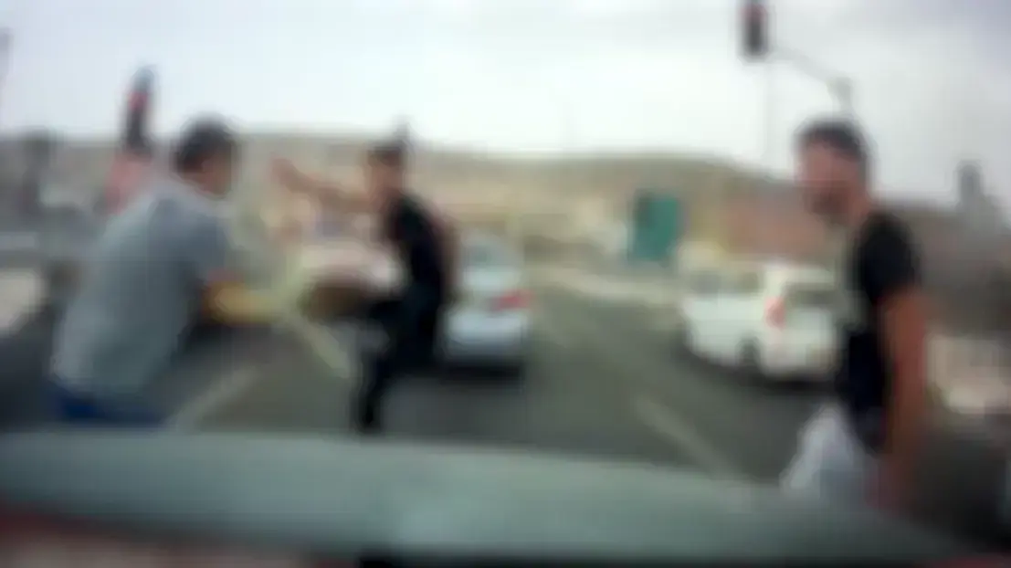 בריונות בכביש: שני צעירים תקפו אדם לעיני אשתו ובנותיו
07.06.23 בריונות בכביש: שני צעירים תקפו אדם לעיני אשתו ובנותיו
07.06.23
