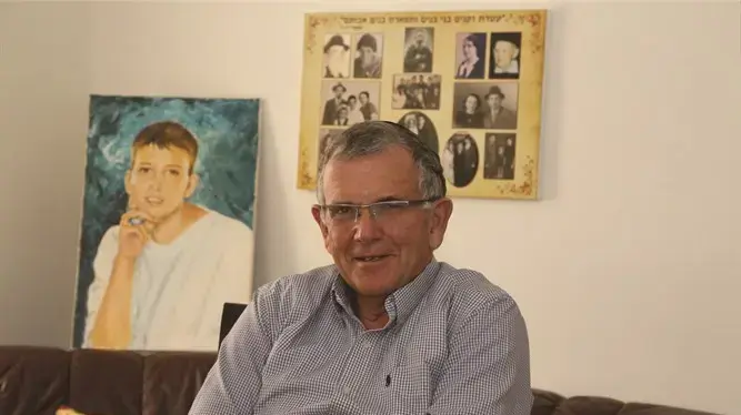פיני עם תמונה של דסי ביתו פיני עם תמונה של דסי ביתו