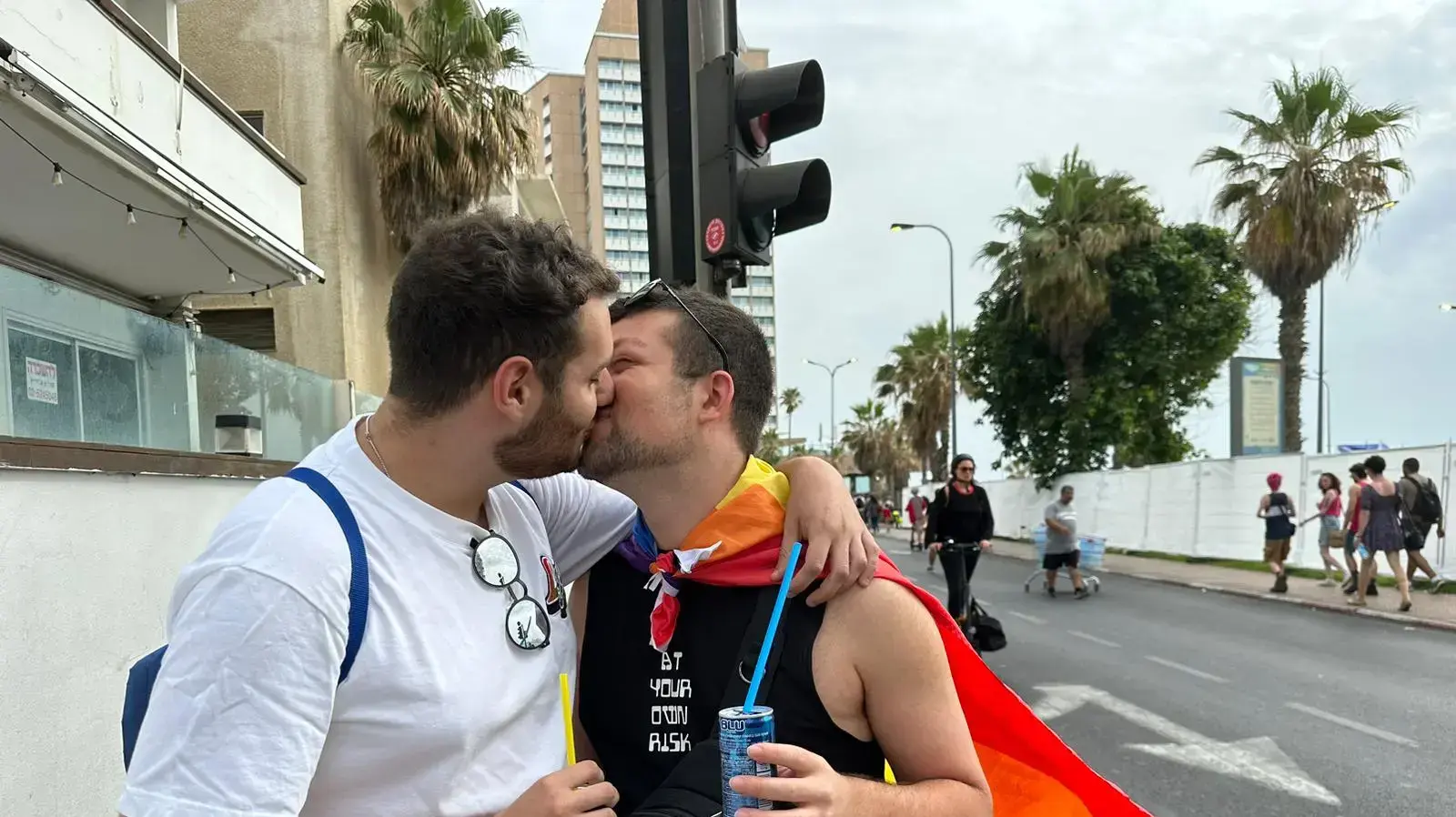 משתתפי מצעד הגאווה מתכנסים באזור חוף גורדון, נקודת הזינוק. דניאל וגלעד, זוג תושבי פתח תקווה והרצליה בני 18 ו-20, הגיעו יחד. 8 ביוני 2023 משתתפי מצעד הגאווה מתכנסים באזור חוף גורדון, נקודת הזינוק. דניאל וגלעד, זוג תושבי פתח תקווה והרצליה בני 18 ו-20, הגיעו יחד. 8 ביוני 2023