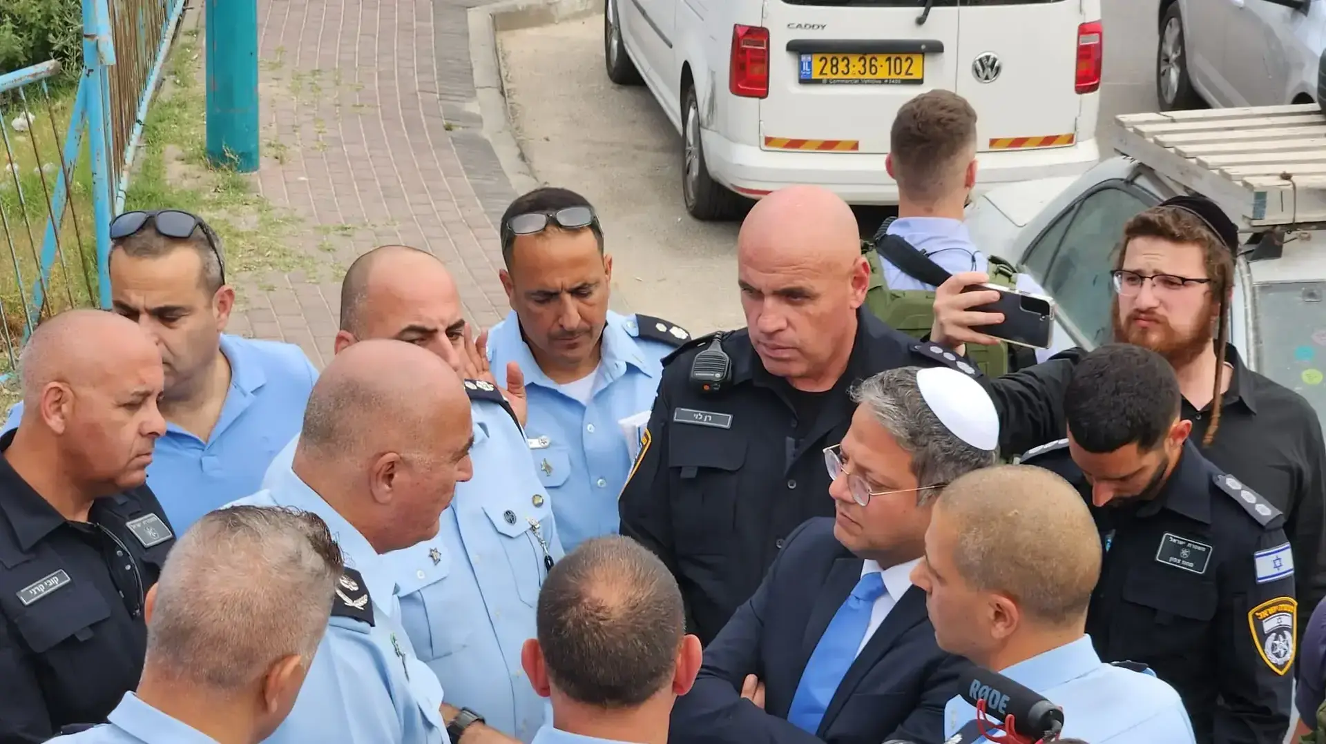 השר לביטחון לאומי, איתמר בן גביר בזירת הירי ביפיע השר לביטחון לאומי, איתמר בן גביר בזירת הירי ביפיע