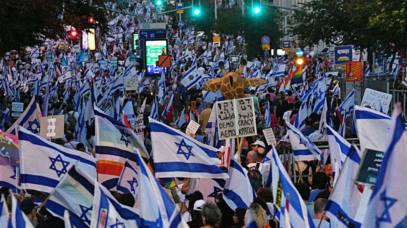 הפגנה נגד המהפכה המשפטית, קפלן ת"א, 10 ביוני 2023 הפגנה נגד המהפכה המשפטית, קפלן ת"א, 10 ביוני 2023
