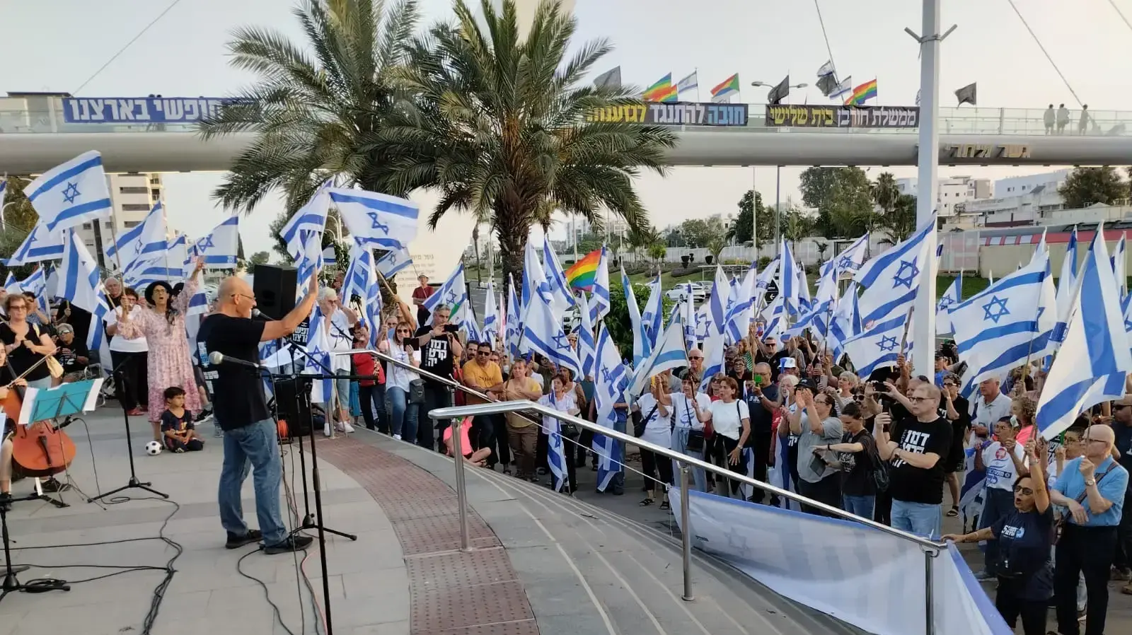 תא"ל במיל' אמיר השכל בהפגנה בנהריה, 10 ביוני 2023 תא"ל במיל' אמיר השכל בהפגנה בנהריה, 10 ביוני 2023