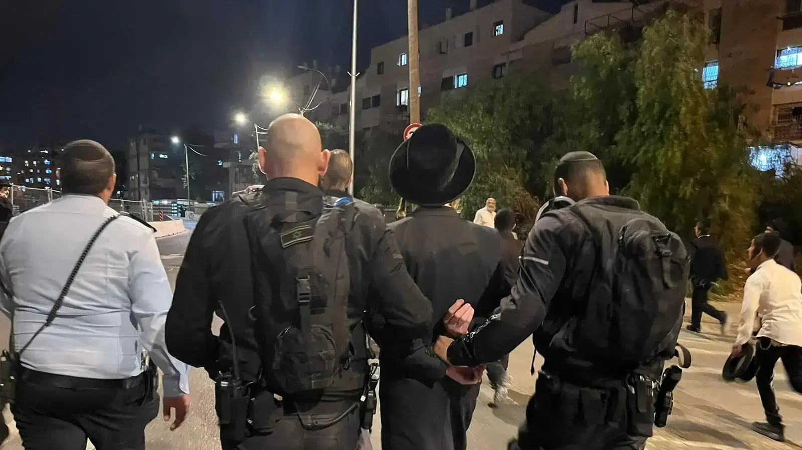 מפגין נגד תוואי הרכבת הקלה בירושלים נעצר בחשד לתקיפת שוטר והפרת סדר, 11 ביוני 2023
