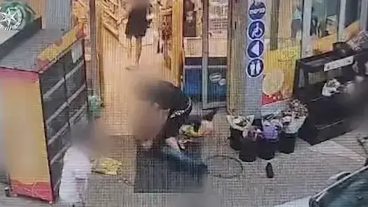 הכו עם קסדה ודקרו עם מפתח- שני נערים נאשמים שתקפו בן 37 בחנות נוחות, קריית אונו לאחר ויכוח על תור. 13 ביוני 2023 הכו עם קסדה ודקרו עם מפתח- שני נערים נאשמים שתקפו בן 37 בחנות נוחות, קריית אונו לאחר ויכוח על תור. 13 ביוני 2023