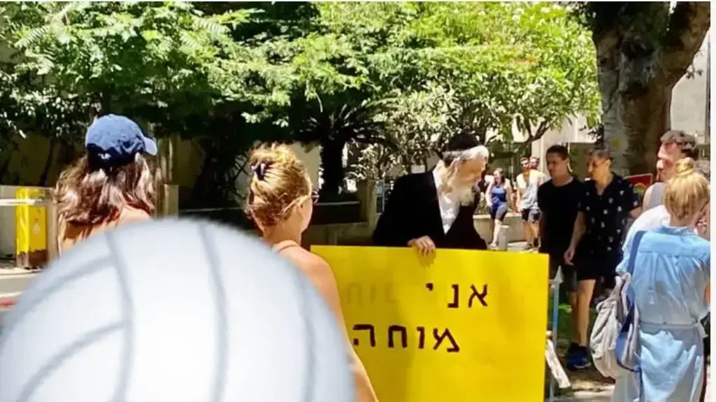 אהרן בורשטיין, נעצר לאחר שהחזיק שלט מחאה במצעד הגאווה בת"א אהרן בורשטיין, נעצר לאחר שהחזיק שלט מחאה במצעד הגאווה בת"א