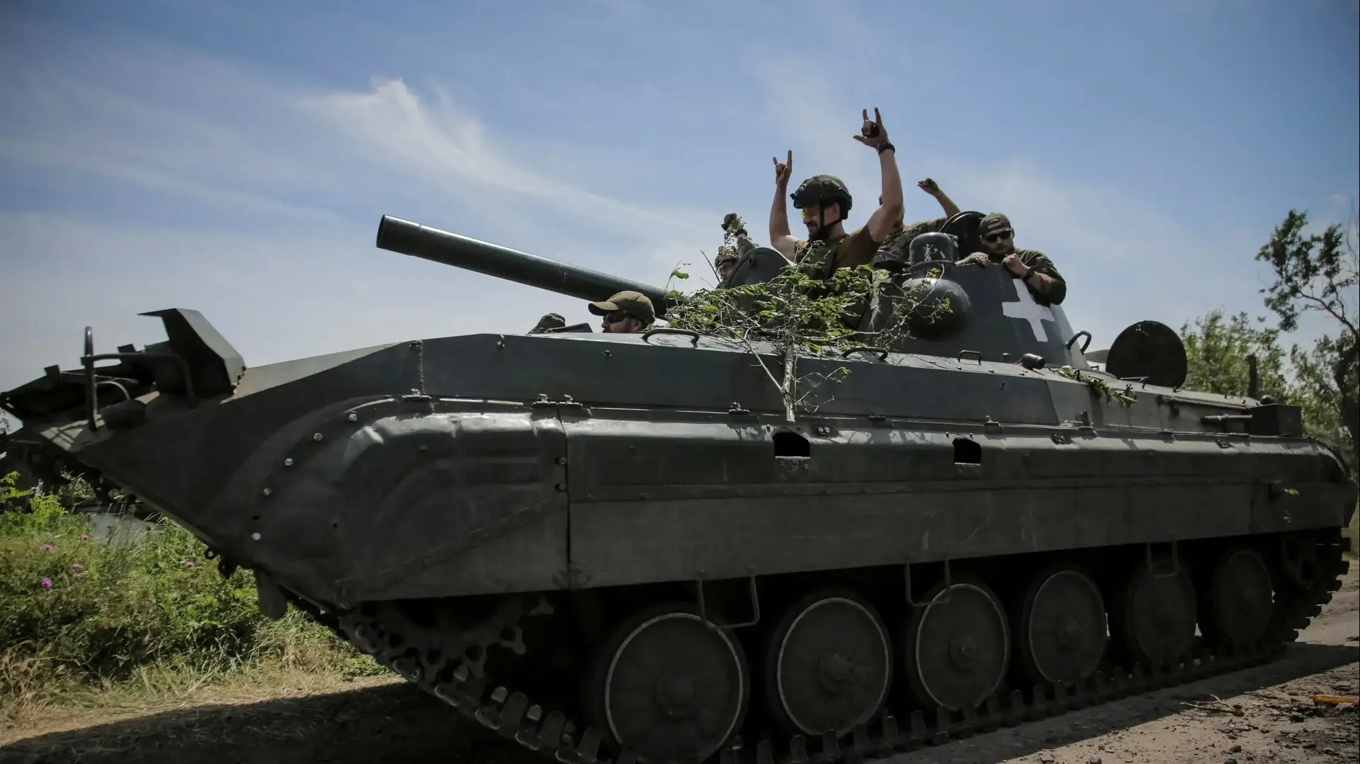 כוחות מצבא אוקראינה בנגמ"ש מדגם BMP-1
בסמוך לכפר נסקוצ'ן במחוז דונייצק אחרי ששוחרר מידי צבא רוסיה, 13 ביוני 2023 כוחות מצבא אוקראינה בנגמ"ש מדגם BMP-1
בסמוך לכפר נסקוצ'ן במחוז דונייצק אחרי ששוחרר מידי צבא רוסיה, 13 ביוני 2023