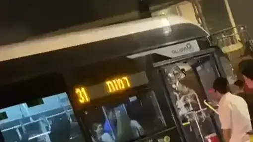 נערים מנפצים דלת של אוטובוס בירושלים, 14 ביוני 2023