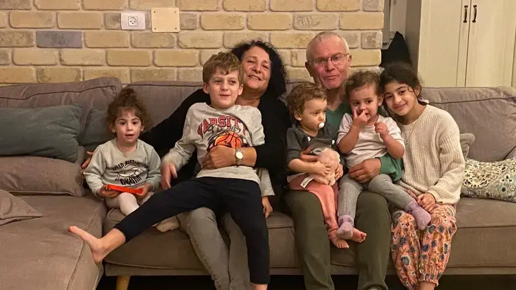 רוני גלבוע עם אשתו אורה ונכדיהם רוני גלבוע עם אשתו אורה ונכדיהם