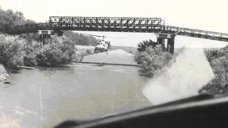 רוני גלבוע עם מסוק מתחת לגשר רוני גלבוע עם מסוק מתחת לגשר