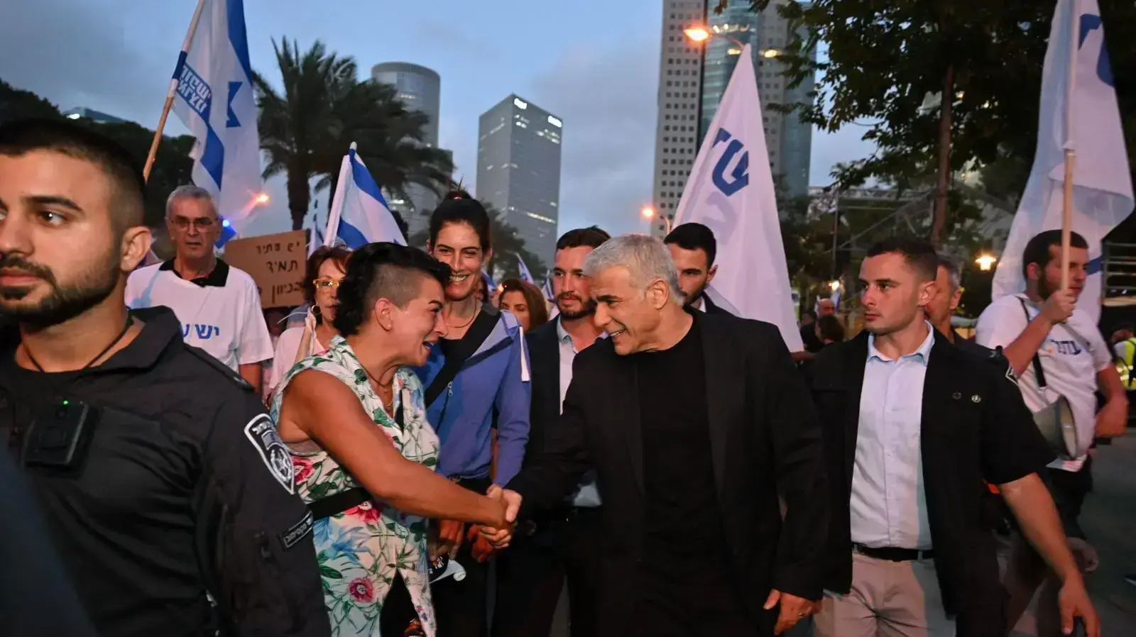 יאיר לפיד בהפגנה נגד המהפכה המשפטית, תל אביב. 17 ביוני 2023 יאיר לפיד בהפגנה נגד המהפכה המשפטית, תל אביב. 17 ביוני 2023