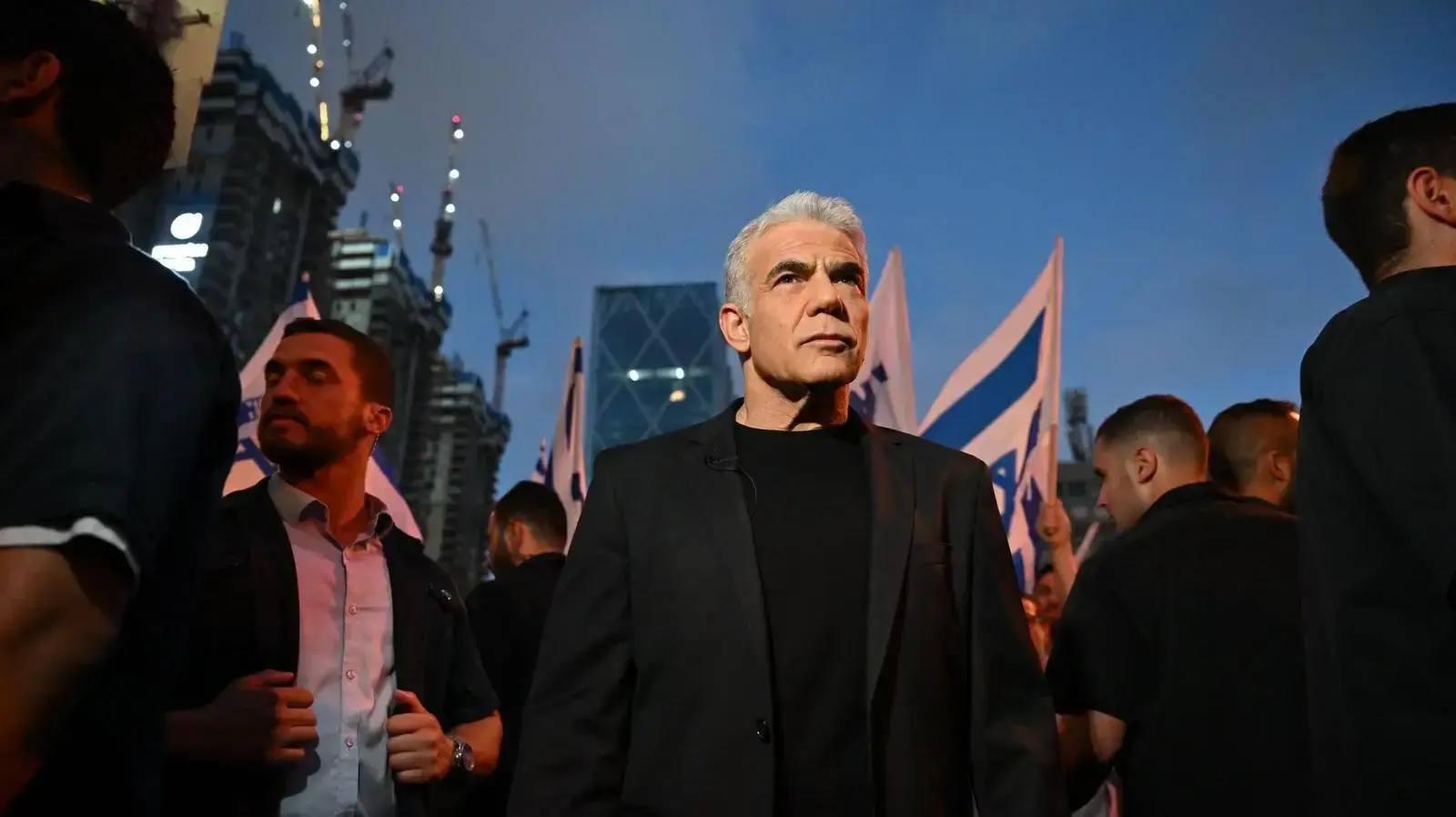 יאיר לפיד בהפגנה נגד המהפכה המשפטית, תל אביב. 17 ביוני 2023 יאיר לפיד בהפגנה נגד המהפכה המשפטית, תל אביב. 17 ביוני 2023