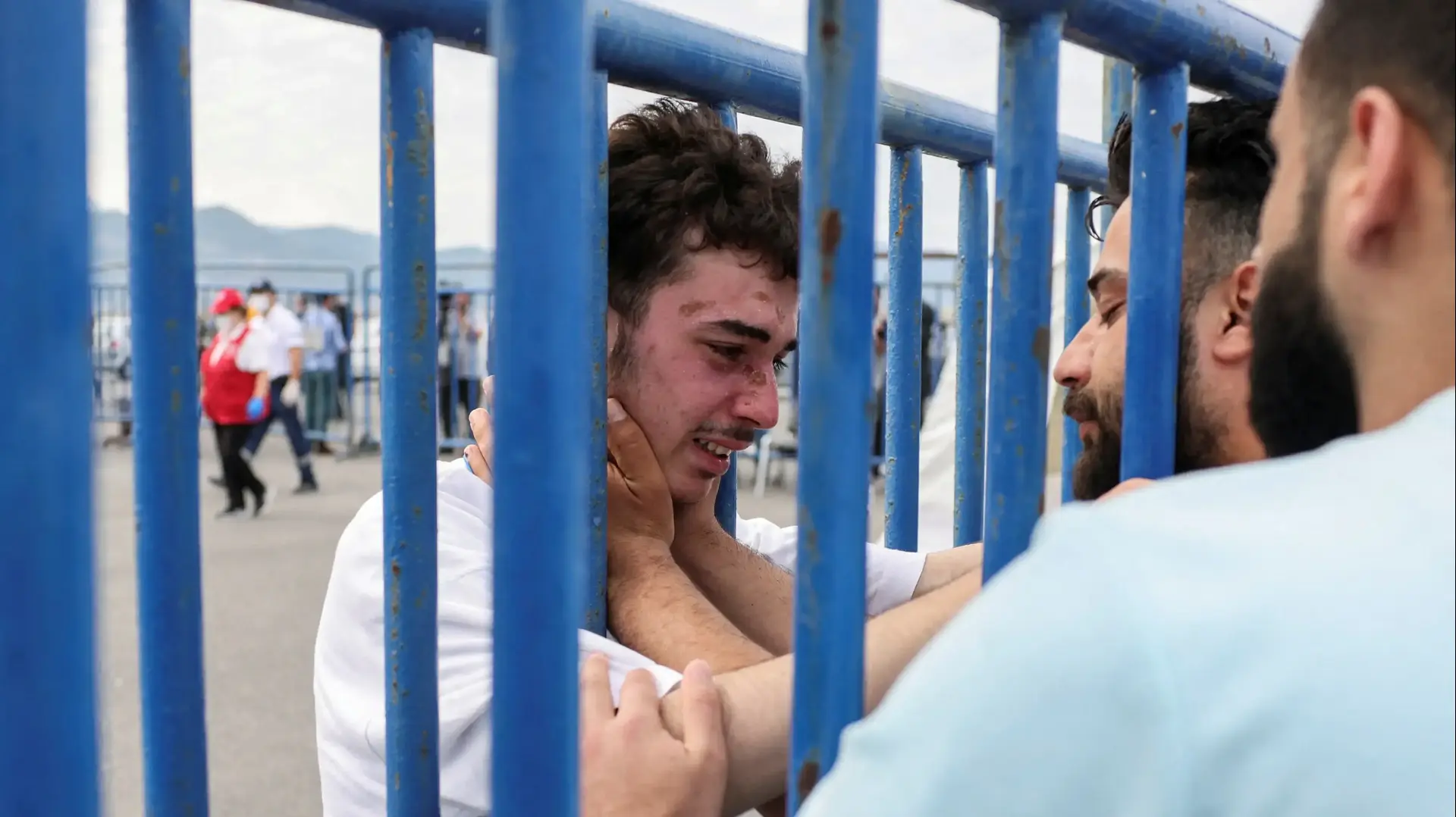 מחמד ופאדי, שני אחים סורים, מתאחדים לאחר טביעת סירת המהגרים מול חופי יוון מחמד ופאדי, שני אחים סורים, מתאחדים לאחר טביעת סירת המהגרים מול חופי יוון