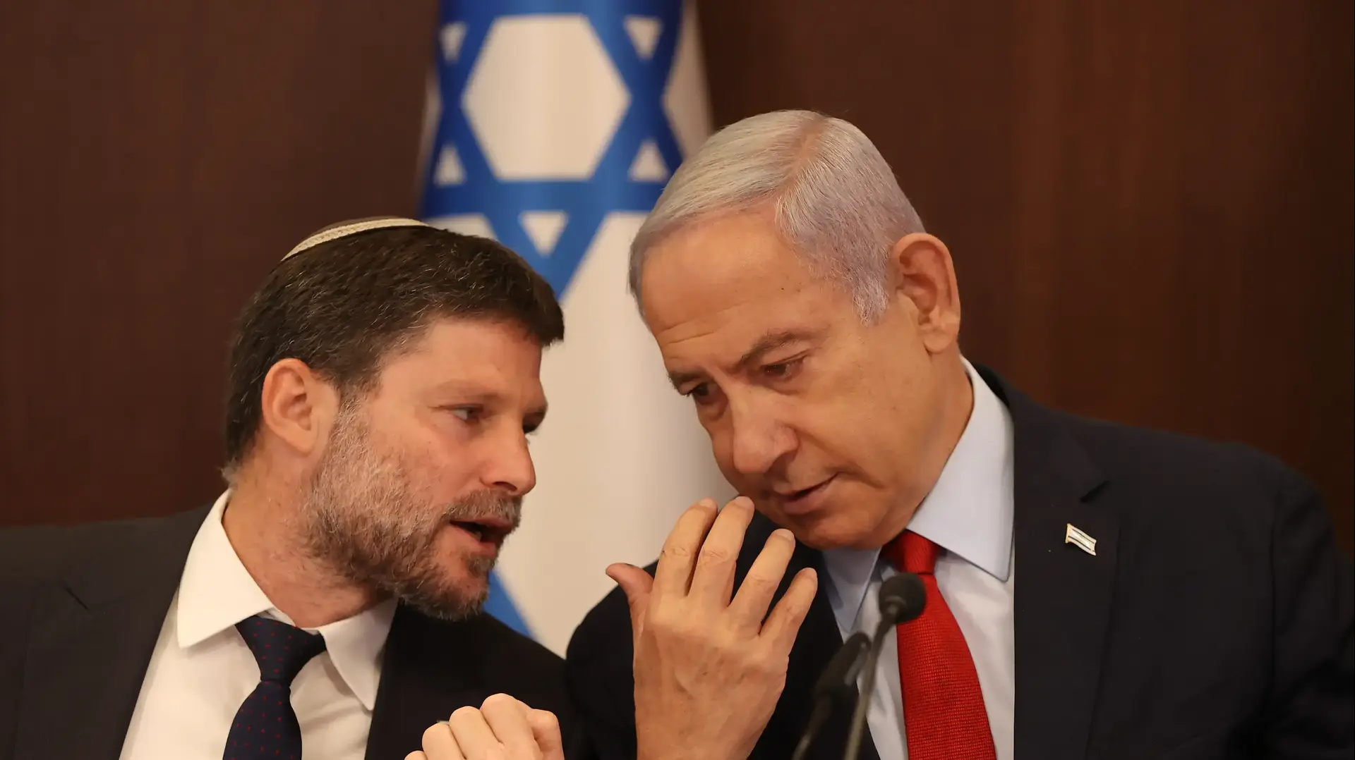 רה"מ בנימין נתניהו ובצלאל סמוטריץ', ישיבת ממשלה, 18 ביוני 2023 רה"מ בנימין נתניהו ובצלאל סמוטריץ', ישיבת ממשלה, 18 ביוני 2023