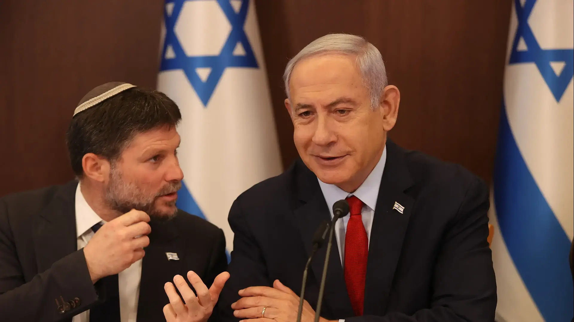 רה"מ בנימין נתניהו ובצלאל סמוטריץ', ישיבת ממשלה, 18 ביוני 2023 רה"מ בנימין נתניהו ובצלאל סמוטריץ', ישיבת ממשלה, 18 ביוני 2023