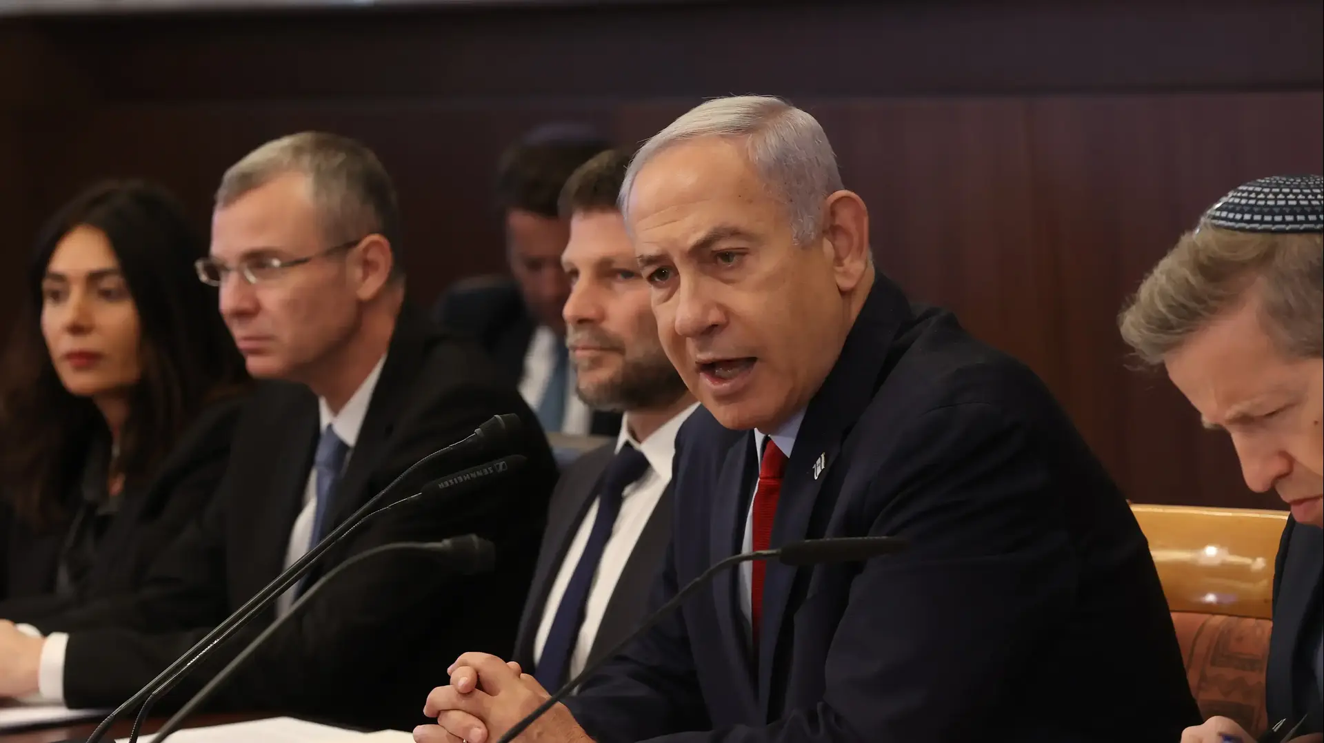רה"מ בנימין נתניהו ובצלאל סמוטריץ', ישיבת ממשלה, 18 ביוני 2023 רה"מ בנימין נתניהו ובצלאל סמוטריץ', ישיבת ממשלה, 18 ביוני 2023