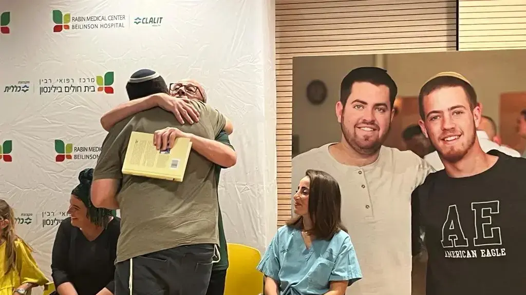 מושתלי הקרניות של הלל ויגל יניב ז"ל, נפגשו לפני זמן קצר לראשונה עם משפחת יניב 18 ביוני 2023 מושתלי הקרניות של הלל ויגל יניב ז"ל, נפגשו לפני זמן קצר לראשונה עם משפחת יניב 18 ביוני 2023