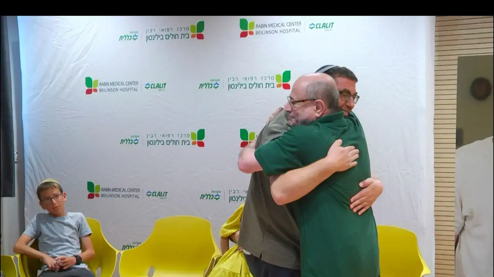 מושתלי הקרניות של הלל ויגל יניב ז"ל, נפגשו לפני זמן קצר לראשונה עם משפחת יניב 18 ביוני 2023 מושתלי הקרניות של הלל ויגל יניב ז"ל, נפגשו לפני זמן קצר לראשונה עם משפחת יניב 18 ביוני 2023