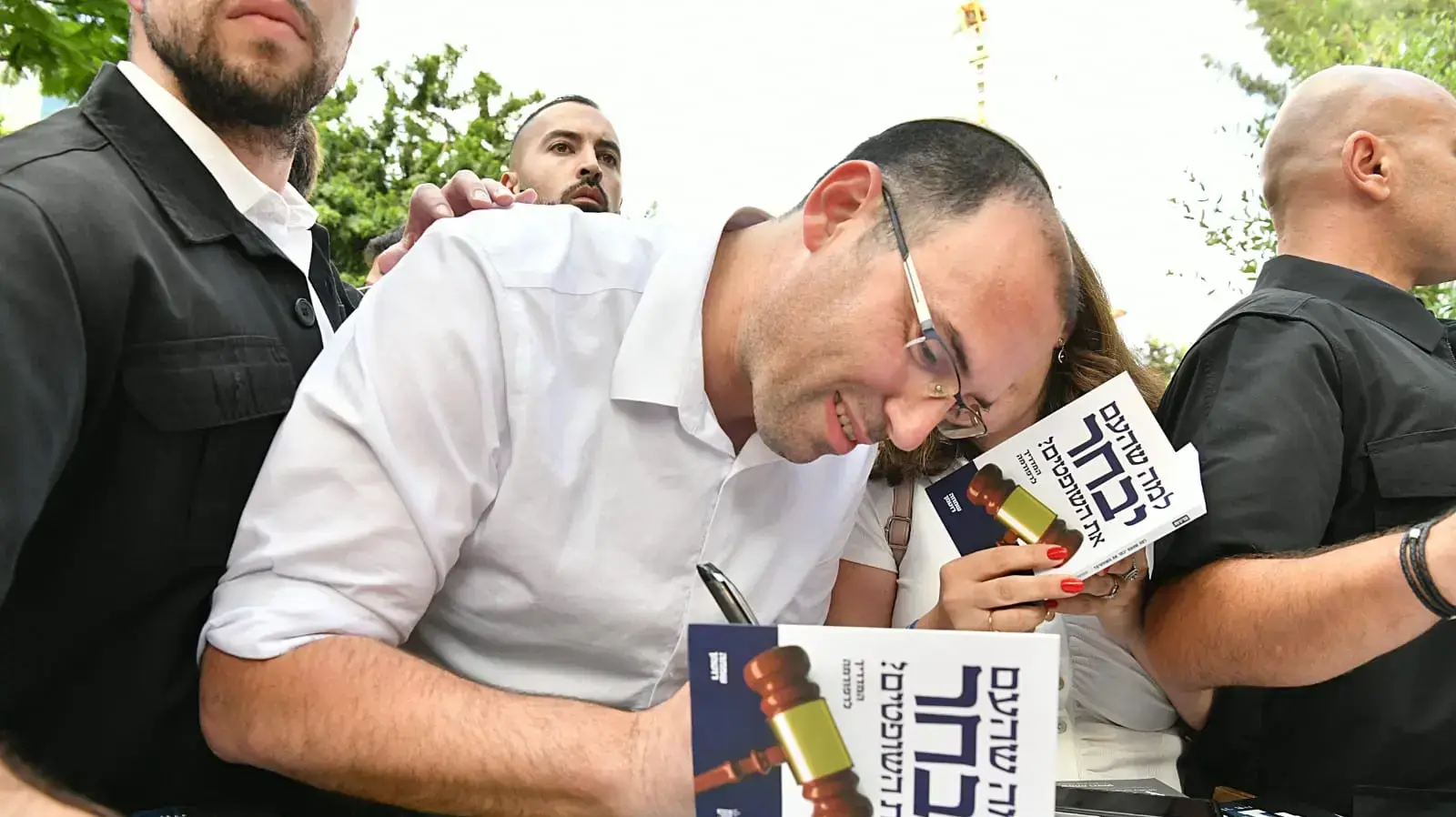 עשרות מפגינים נגד רוטמן בשבוע הספר בתל אביב 18 ביוני 2023 עשרות מפגינים נגד רוטמן בשבוע הספר בתל אביב 18 ביוני 2023