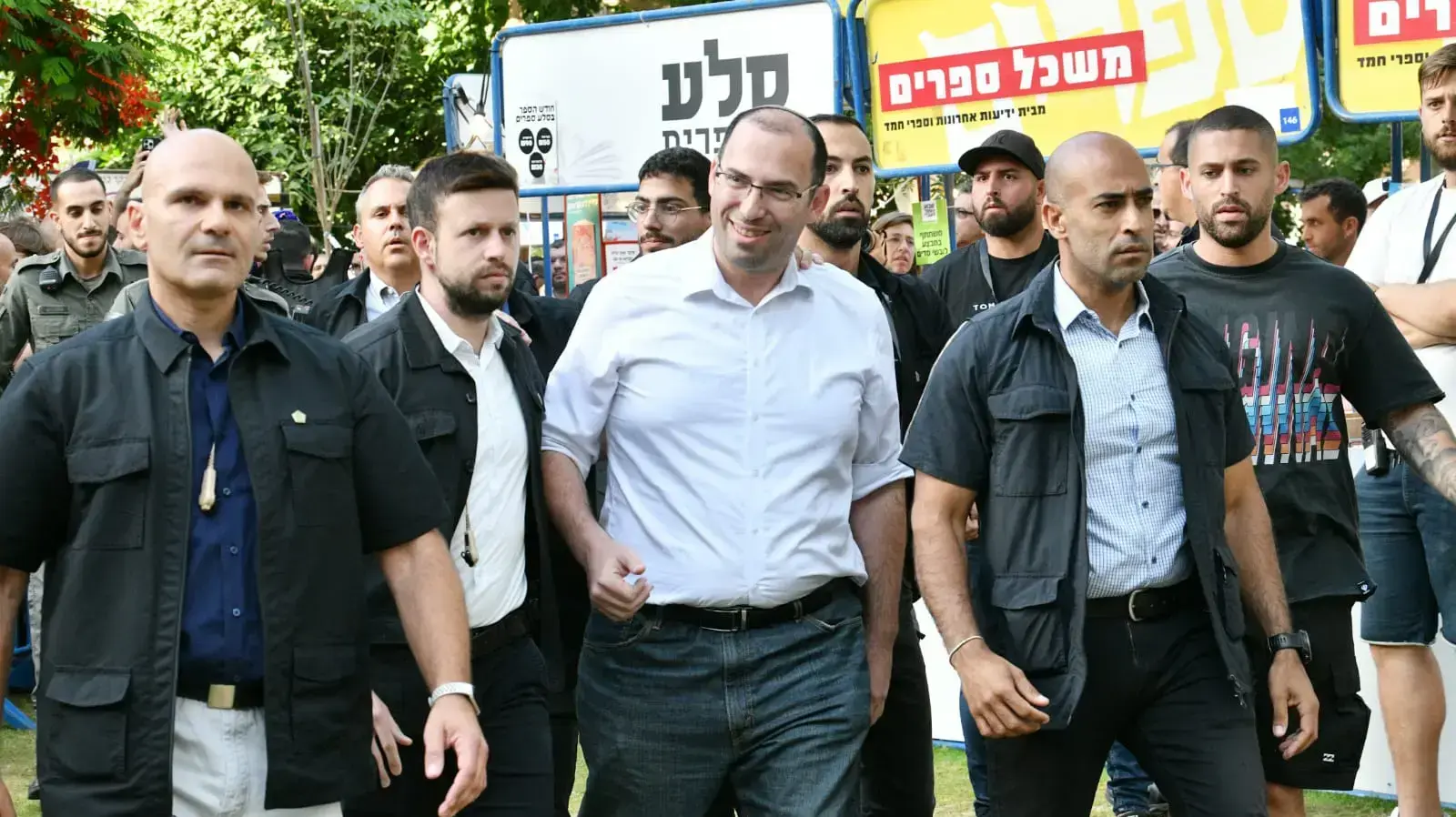 עשרות מפגינים נגד רוטמן בשבוע הספר בתל אביב 18 ביוני 2023 עשרות מפגינים נגד רוטמן בשבוע הספר בתל אביב 18 ביוני 2023