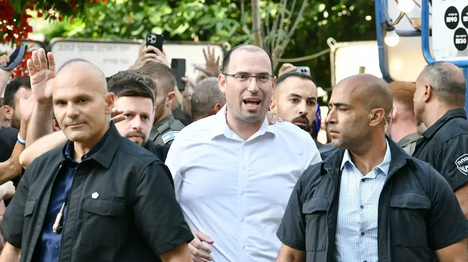 עשרות מפגינים נגד רוטמן בשבוע הספר בתל אביב 18 ביוני 2023 עשרות מפגינים נגד רוטמן בשבוע הספר בתל אביב 18 ביוני 2023