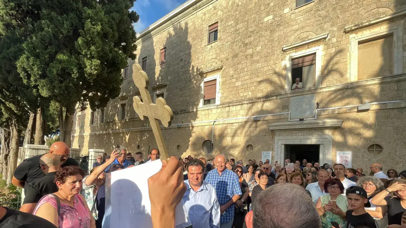 מפגינים נוצרים ערבים בסטלה מאריס בחיפה, במחאה על ברסלבים שפקדו בשבועות האחרונים את הכנסיה במקום 18 ביוני 2023