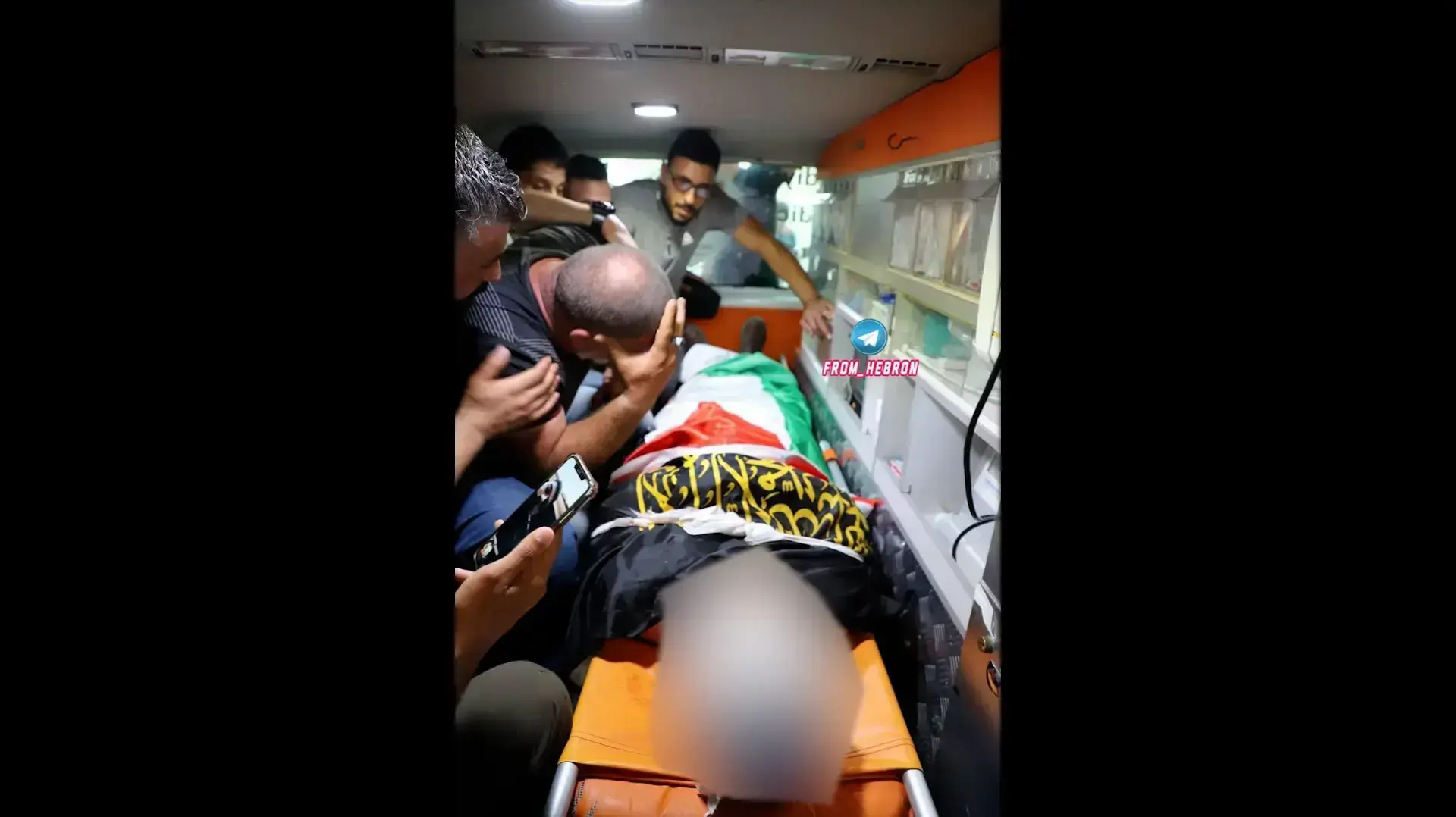 הלווית מחבל ובצג הטלפון - אחיו, אסיר ביטחוני מתאו בכלא הישראלי נפרד ממנו 19 ביוני 2023
