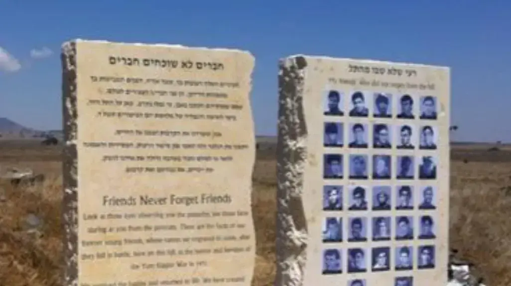 האנדרטה בתל סאקי לפני ההשחתה האנדרטה בתל סאקי לפני ההשחתה