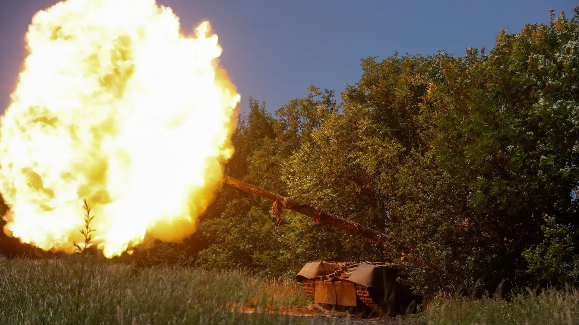 Ukrainian servicemen of the 30th Kostiantyn Ostrozkyi Separate Mechanized Brigade fire from a T-80 main battle tank captured earlier from Russian troops, in a field near the front line town of Bakhmut, amid Russia's attack on Ukraine, in Donetsk region, Ukraine June 19, 2023. Radio Free Europe/Radio Liberty/Serhii Nuzhnenko via REUTERS
Ukrainian servicemen of the 30th Kostiantyn Ostrozkyi Separate Mechanized Brigade fire from a T-80 main battle tank captured earlier from Russian troops, in a field near the front line town of Bakhmut, amid Russia's attack on Ukraine, in Donetsk region, Ukraine June 19, 2023. Radio Free Europe/Radio Liberty/Serhii Nuzhnenko via REUTERS