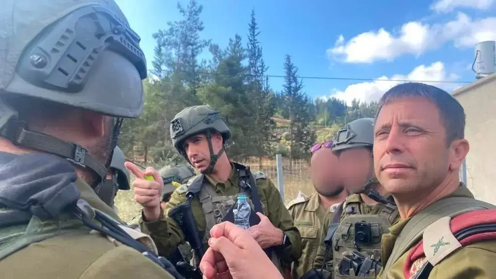 הערכת מצב בשטח שקיימו מפקד אוגדת איו"ש, תת-אלוף אבי בלוט, מפקד חטיבת בנימין, אלוף-משנה אליאב אלבז לאחר הפיגוע סמוך ליישוב עלי, 20 ביוני 2023 הערכת מצב בשטח שקיימו מפקד אוגדת איו"ש, תת-אלוף אבי בלוט, מפקד חטיבת בנימין, אלוף-משנה אליאב אלבז לאחר הפיגוע סמוך ליישוב עלי, 20 ביוני 2023