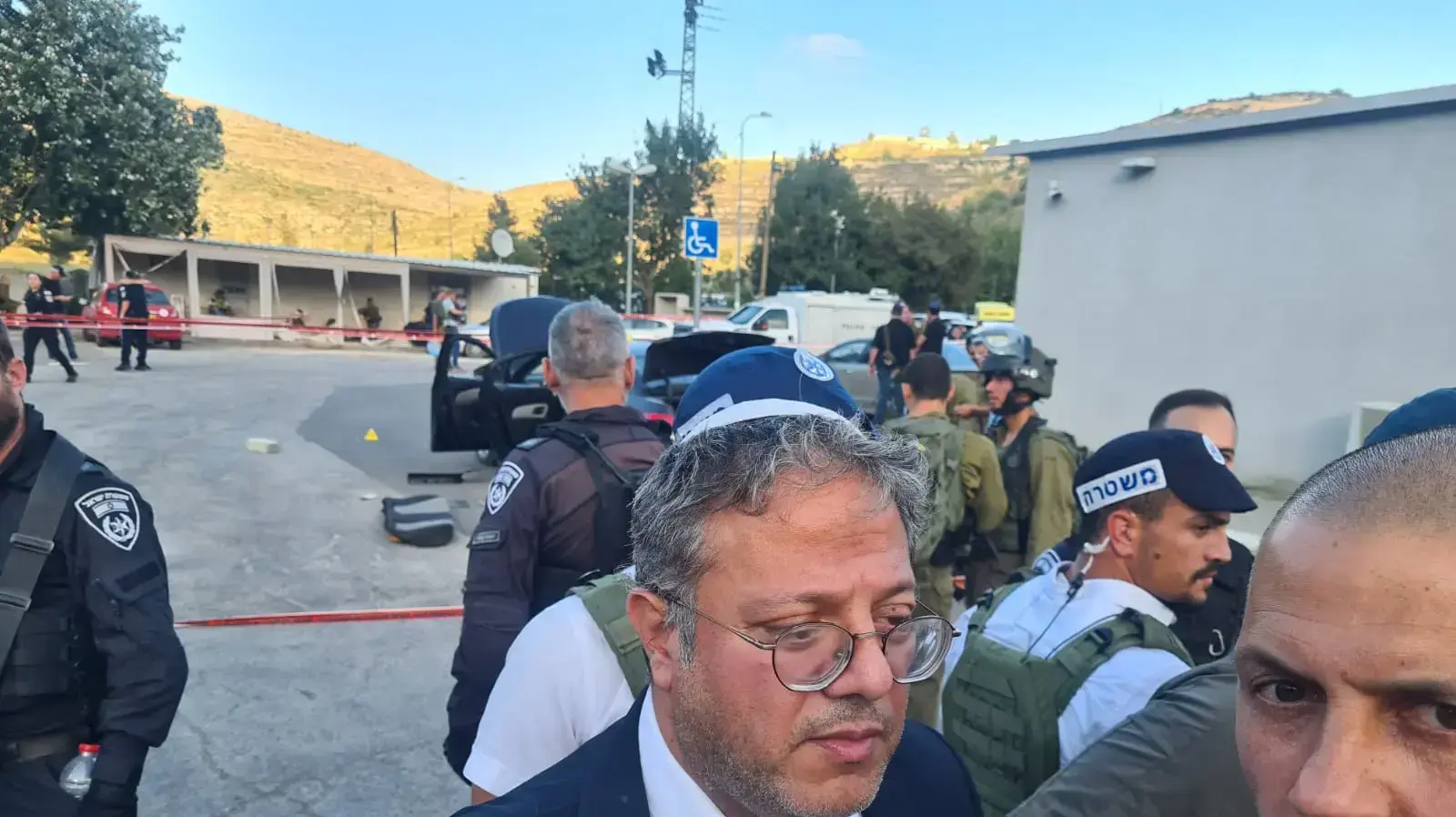 איתמר בן גביר בזירת הפיגוע, עלי, 20 ביוני 2023 איתמר בן גביר בזירת הפיגוע, עלי, 20 ביוני 2023