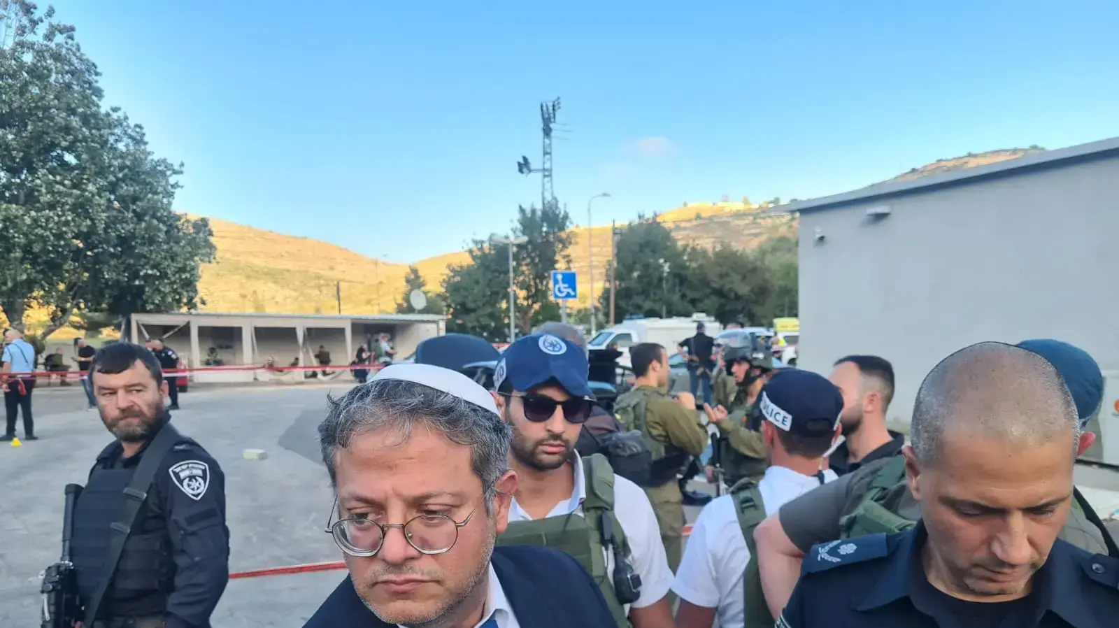 איתמר בן גביר בזירת הפיגוע, עלי, 20 ביוני 2023 איתמר בן גביר בזירת הפיגוע, עלי, 20 ביוני 2023