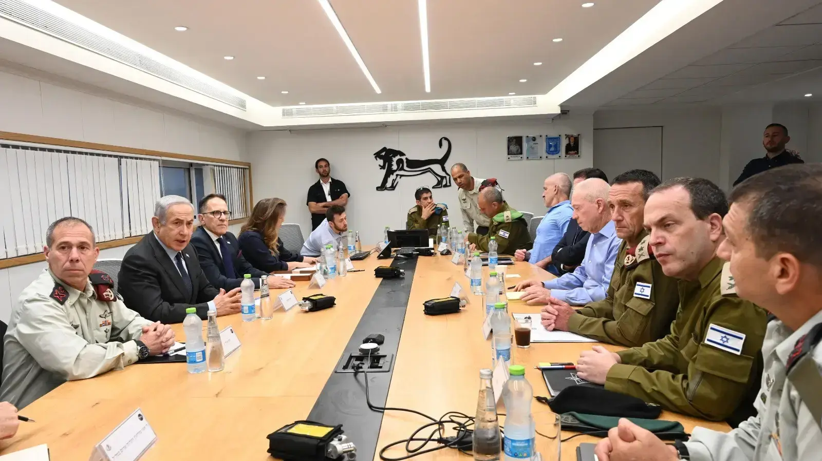 ראש הממשלה בנימין נתניהו קיים הערכת מצב ביטחונית בפיקוד מרכז. בהשתתפות
שר הביטחון, השר לעניינים אסטרטגיים, ר' השב"כ, הרמטכ"ל, ר' אמ"ן, ר' אמ"ץ, מפקד פיקוד מרכז ומתאם פעולות הממשלה בשטחים לאחר הפיגוע בעלי, 20 ביוני 2023 ראש הממשלה בנימין נתניהו קיים הערכת מצב ביטחונית בפיקוד מרכז. בהשתתפות
שר הביטחון, השר לעניינים אסטרטגיים, ר' השב"כ, הרמטכ"ל, ר' אמ"ן, ר' אמ"ץ, מפקד פיקוד מרכז ומתאם פעולות הממשלה בשטחים לאחר הפיגוע בעלי, 20 ביוני 2023