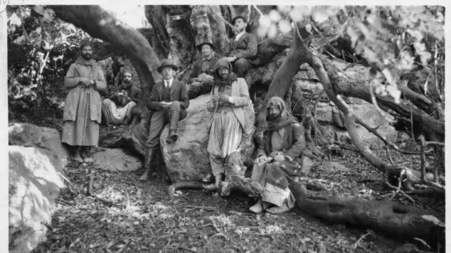 יצחק בן צבי (במרכז) ונחום סוקולוב (מימין) בצל עץ החרוב ליד מערת רבי שמעון בר יוחאי, בעת סיור בפקיעין יצחק בן צבי (במרכז) ונחום סוקולוב (מימין) בצל עץ החרוב ליד מערת רבי שמעון בר יוחאי, בעת סיור בפקיעין