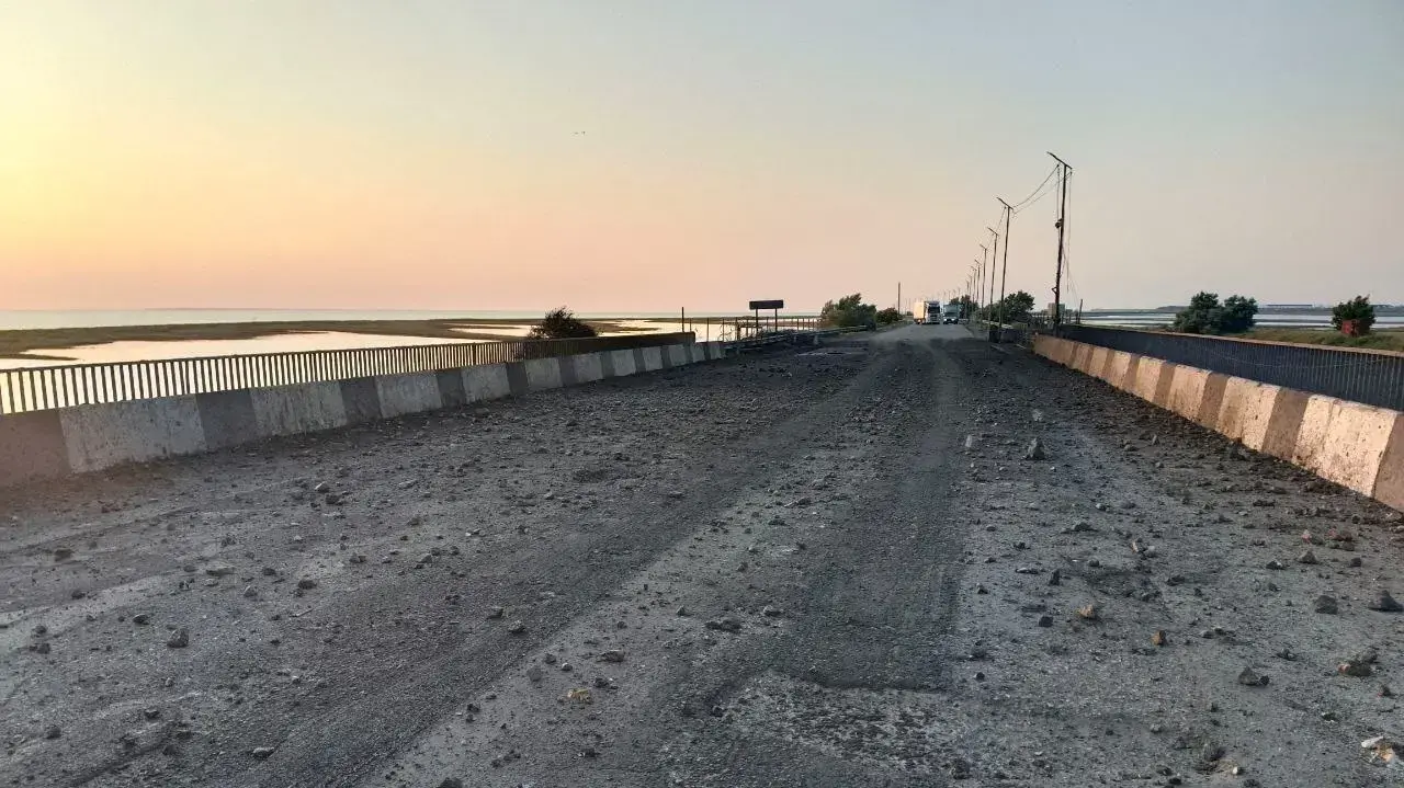 נזקי הפצצה בגשר שמחבר בין שטחי כיבוש רוסיים במחוז חרסון לחצי האי קרים אחרי התקפה של צבא אוקראינה, 22 ביוני 2023 נזקי הפצצה בגשר שמחבר בין שטחי כיבוש רוסיים במחוז חרסון לחצי האי קרים אחרי התקפה של צבא אוקראינה, 22 ביוני 2023