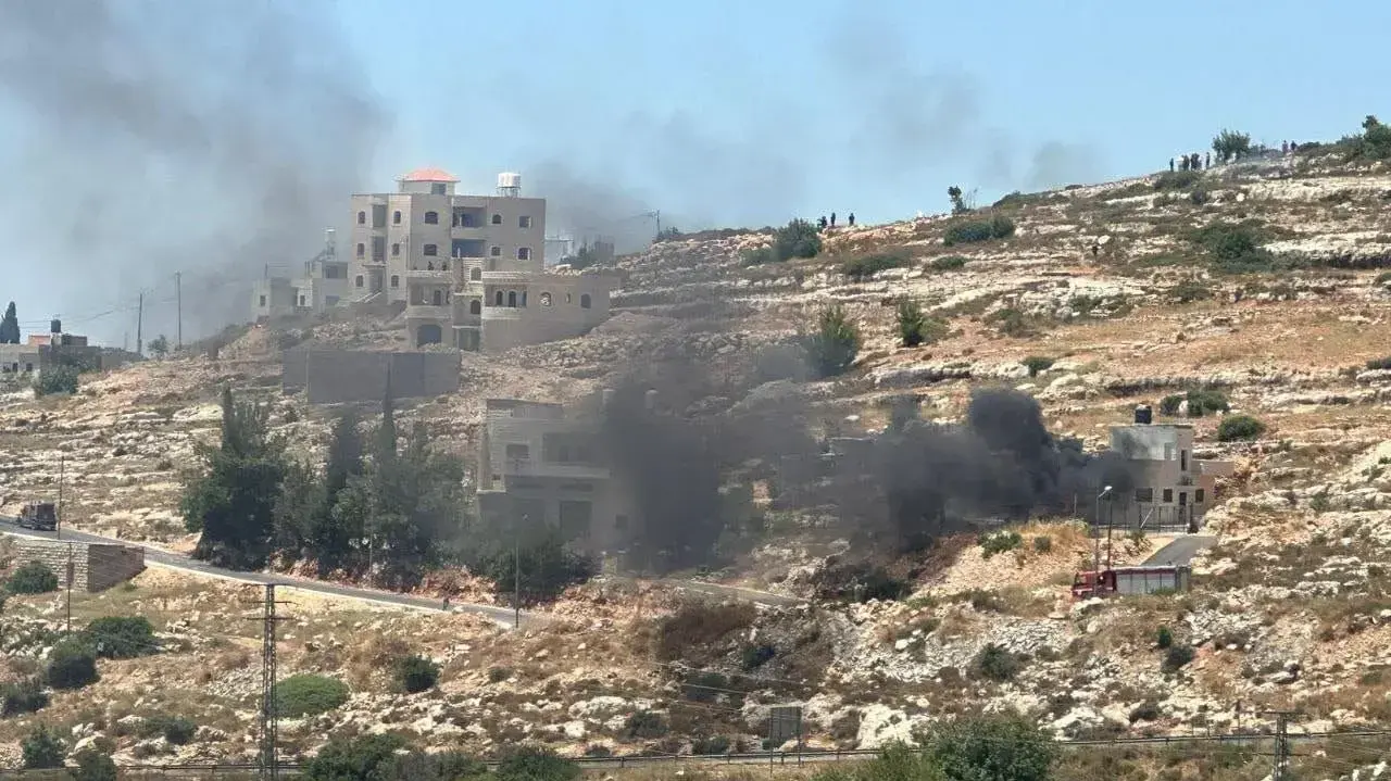 מתנחלים הציתו רכוש פלסטיני בכפר אום צפא, 24 ביוני 2023 