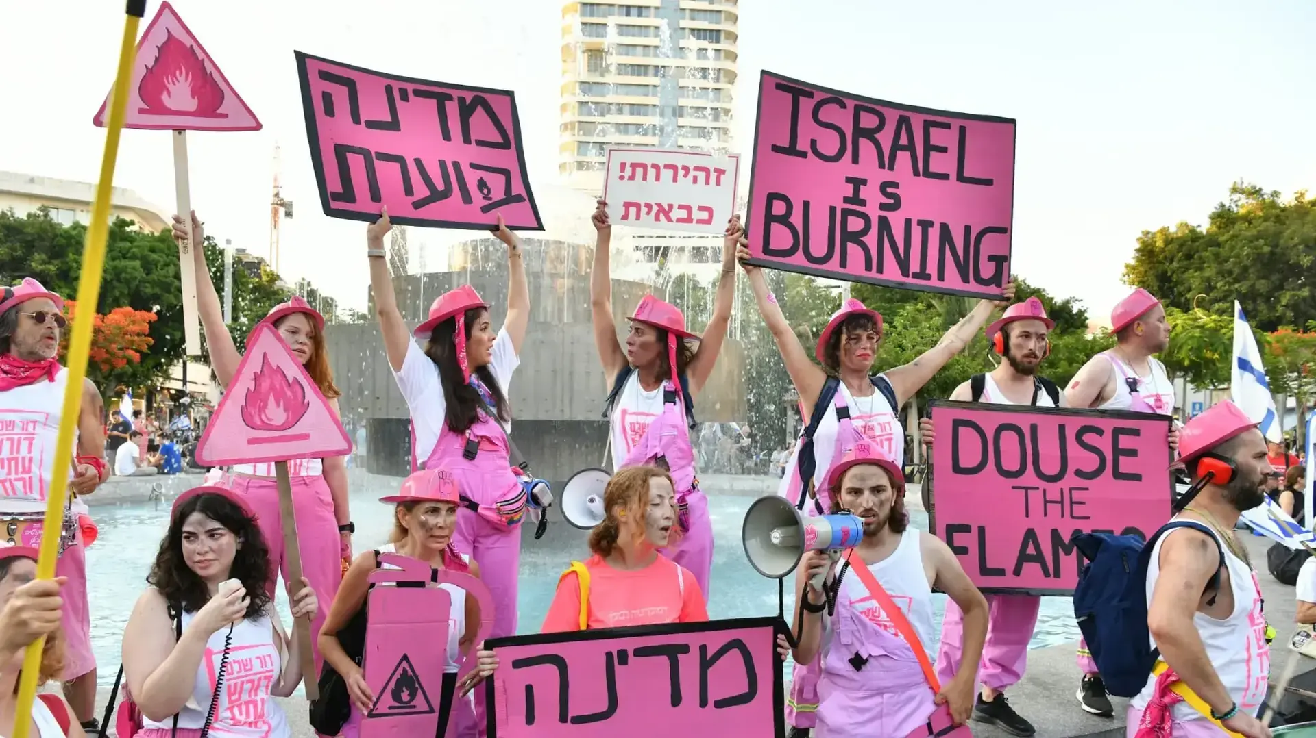 הפגנה נגד המהפכה המשפטית, כיכר דיזנגוף, תל אביב. 24 ביוני 2023 הפגנה נגד המהפכה המשפטית, כיכר דיזנגוף, תל אביב. 24 ביוני 2023