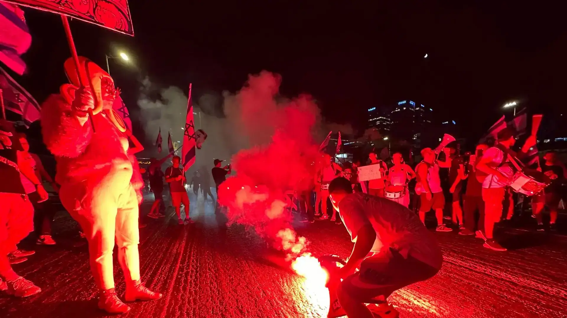 הפגנה נגד המהפכה המשפטית במהלכה הודלקו אבוקות עשן, איילון, תל אביב. 24 ביוני 2023 הפגנה נגד המהפכה המשפטית במהלכה הודלקו אבוקות עשן, איילון, תל אביב. 24 ביוני 2023