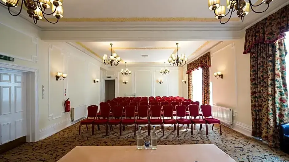 מלון the old ship hotel בו תישמע עדות ארנון מילצ'ן, ברייטון מלון the old ship hotel בו תישמע עדות ארנון מילצ'ן, ברייטון