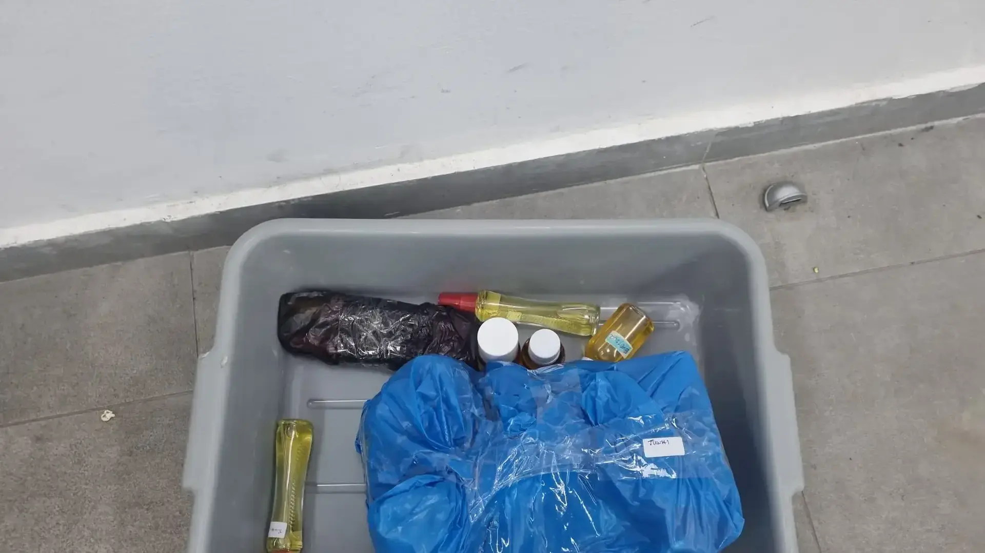 בקבוקים החשודים כמכילים קוקאין נוזלי שנתפסו במעבר הגבול מירדן, 25 ביוני 2023 בקבוקים החשודים כמכילים קוקאין נוזלי שנתפסו במעבר הגבול מירדן, 25 ביוני 2023
